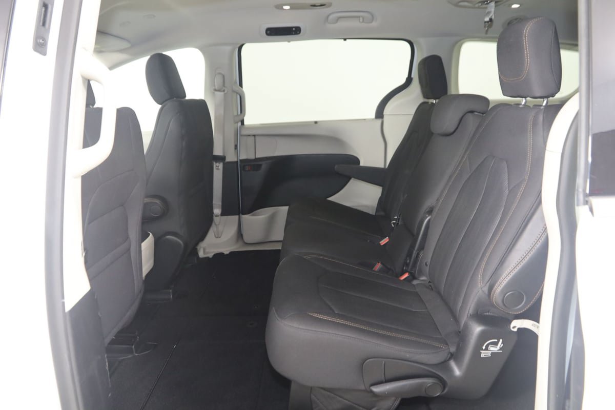 Used 2020 Chrysler Pacifica Touring FWD image 47