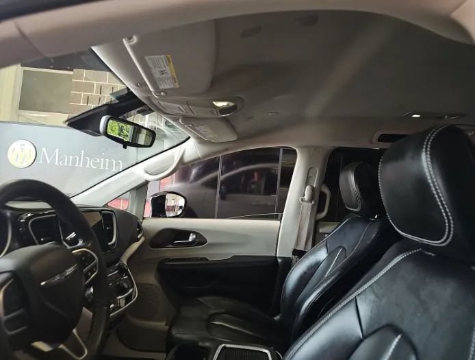 Used 2024 Chrysler Pacifica Touring-L FWD image 9