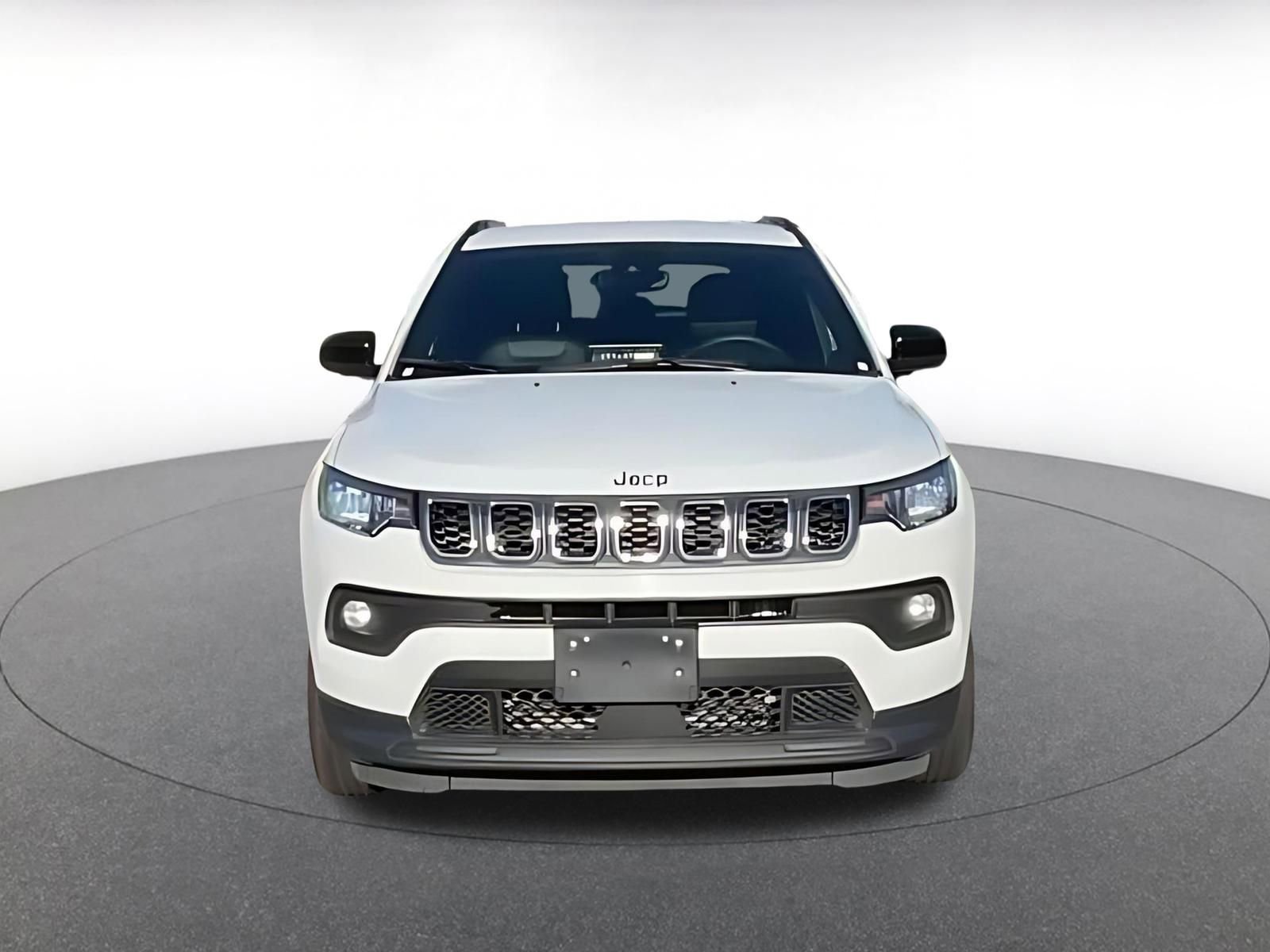 Used 2025 Jeep Compass Latitude AWD/4WD image 4