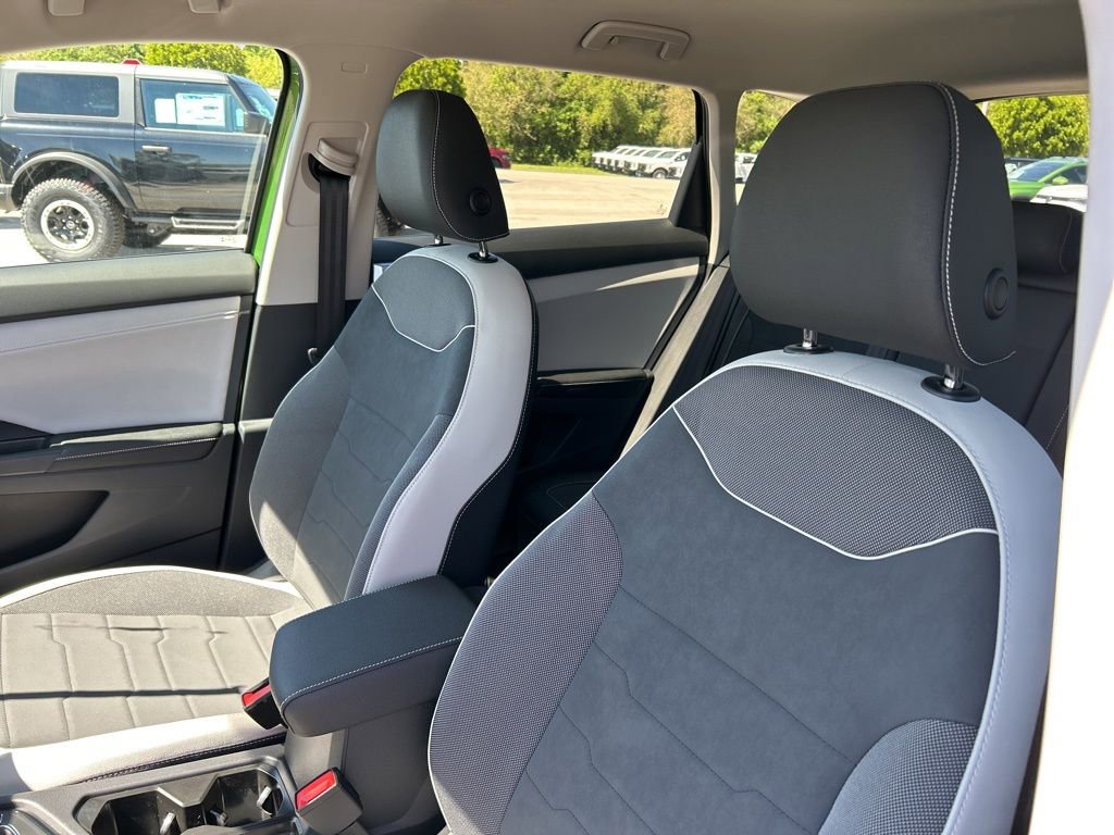 Used 2025 Volkswagen Taos SE image 15