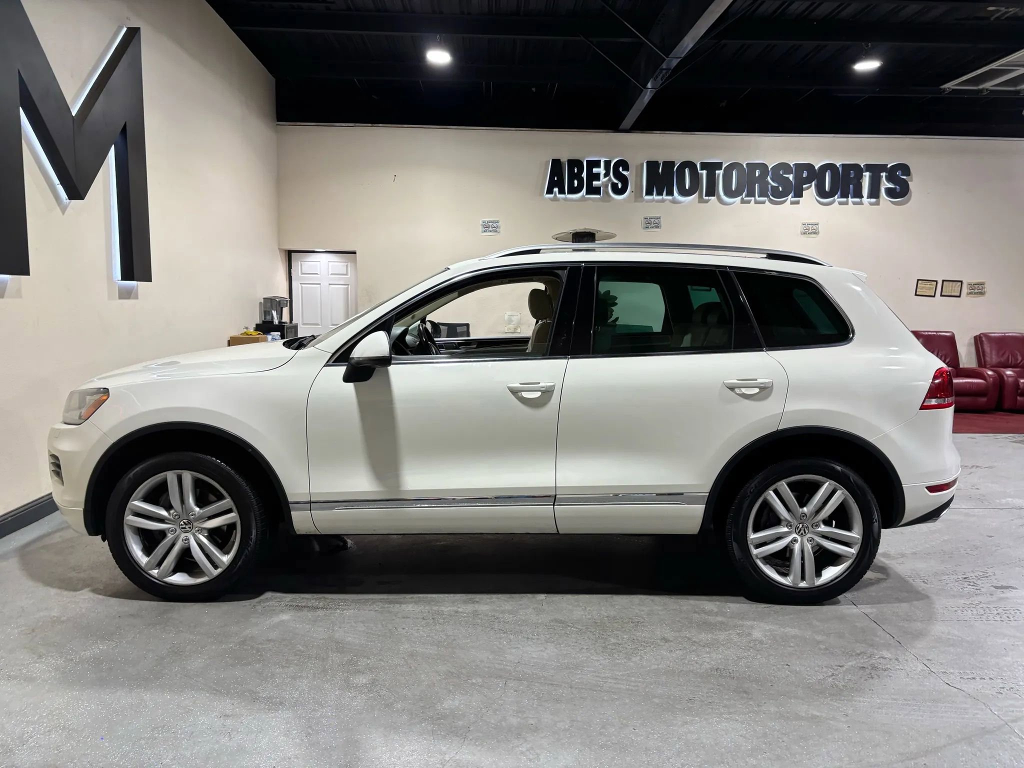 Used 2011 Volkswagen Touareg Executive image 8