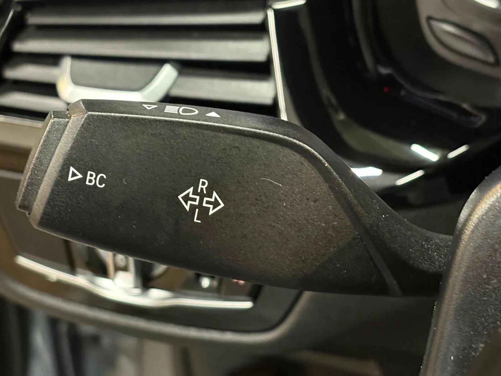 Used 2019 BMW 530e xDrive w/ Convenience Package image 36