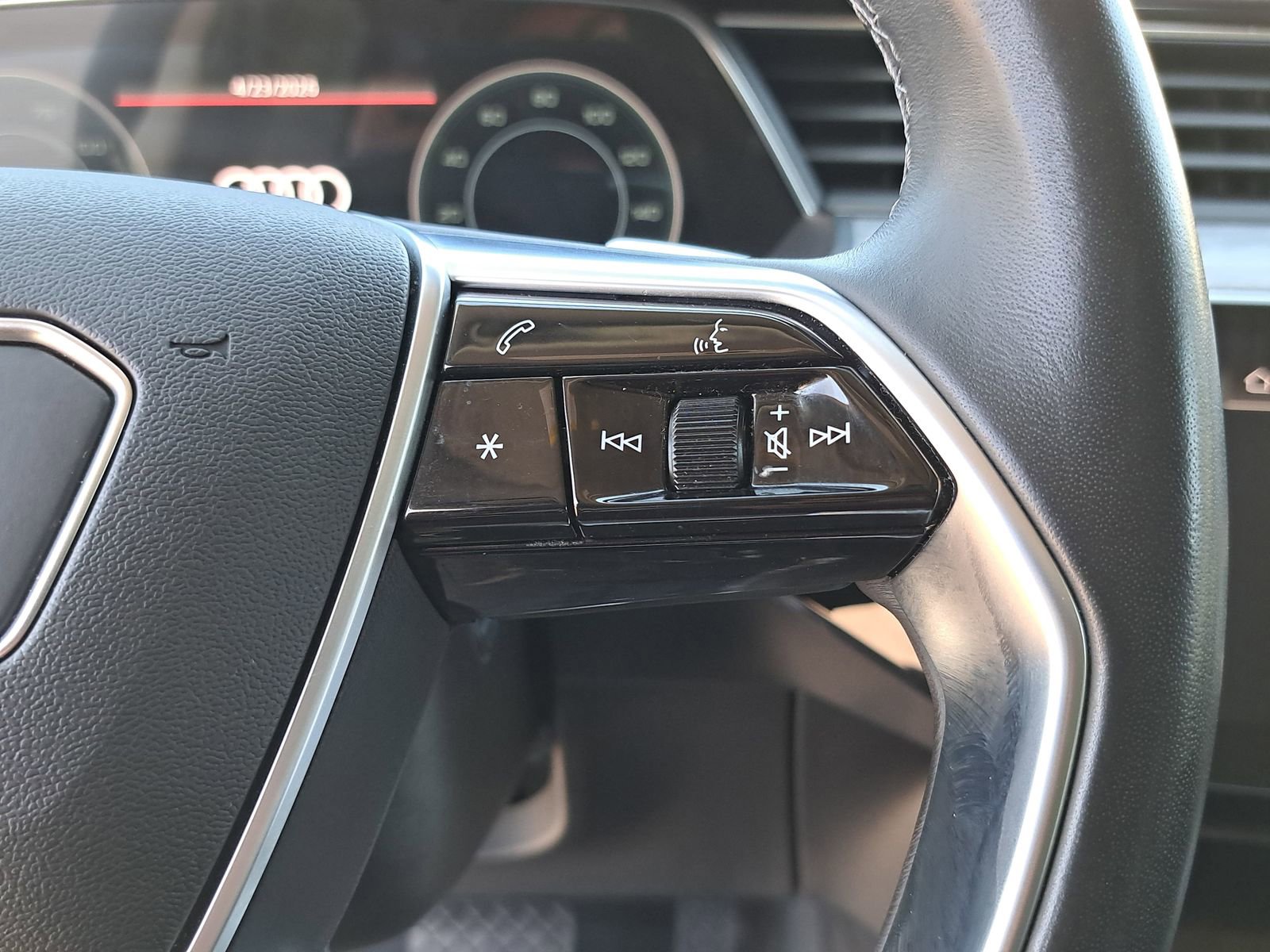 Used 2024 Audi Q8 e-tron Premium AWD/4WD image 18