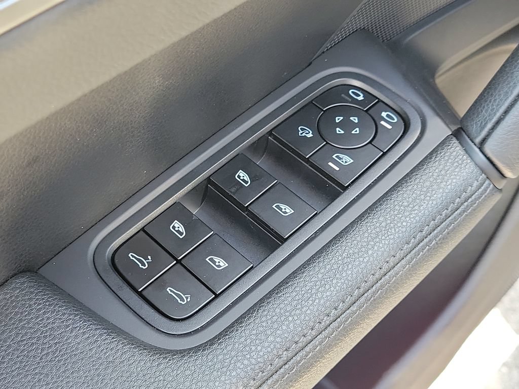 Certified 2025 Porsche Cayenne AWD/4WD image 26