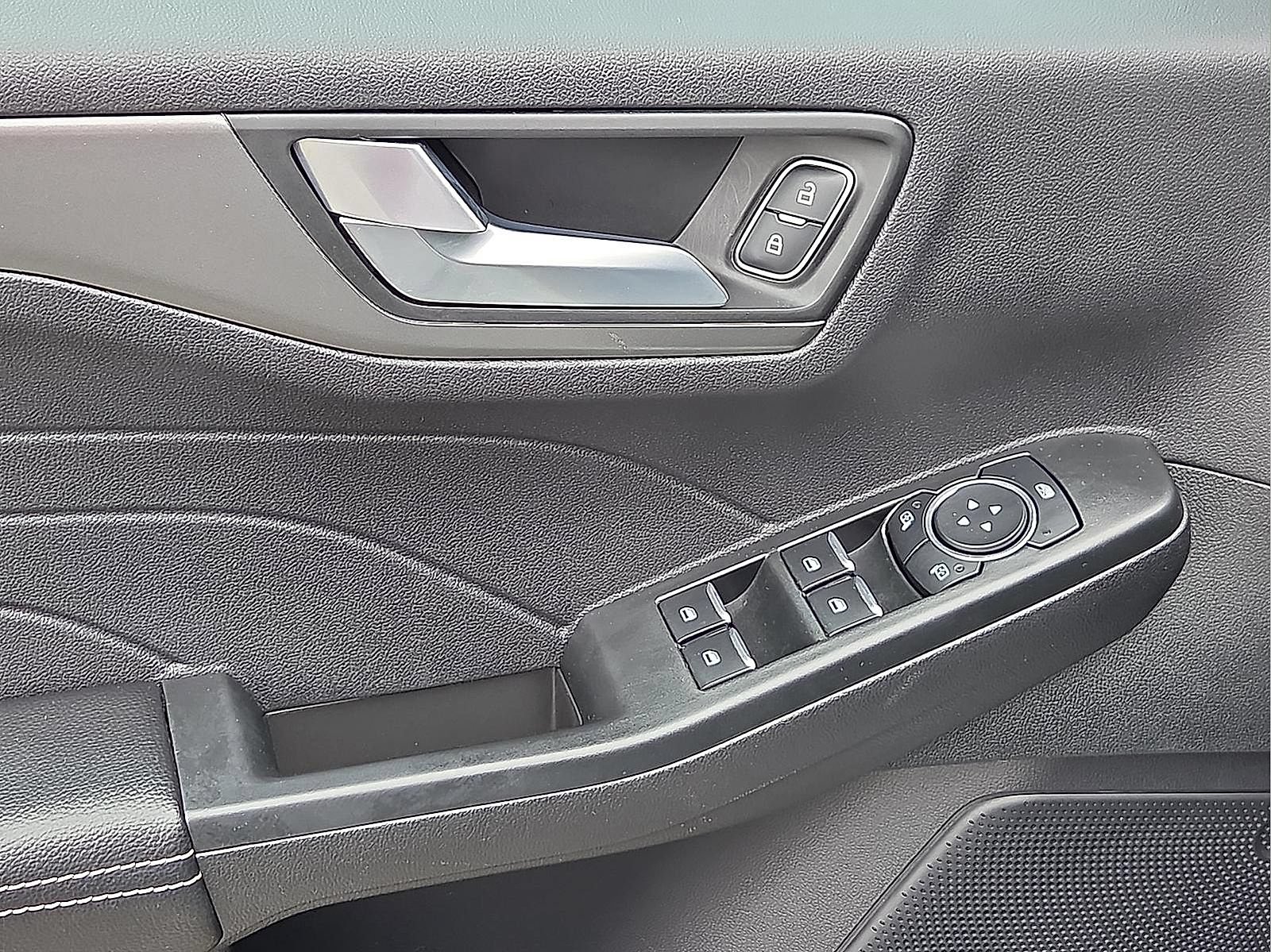 Certified 2025 Ford Escape SE FWD image 13