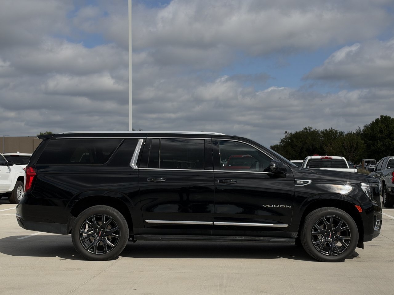Certified 2024 GMC Yukon XL SLT w/ SLT Luxury Package AWD/4WD image 3