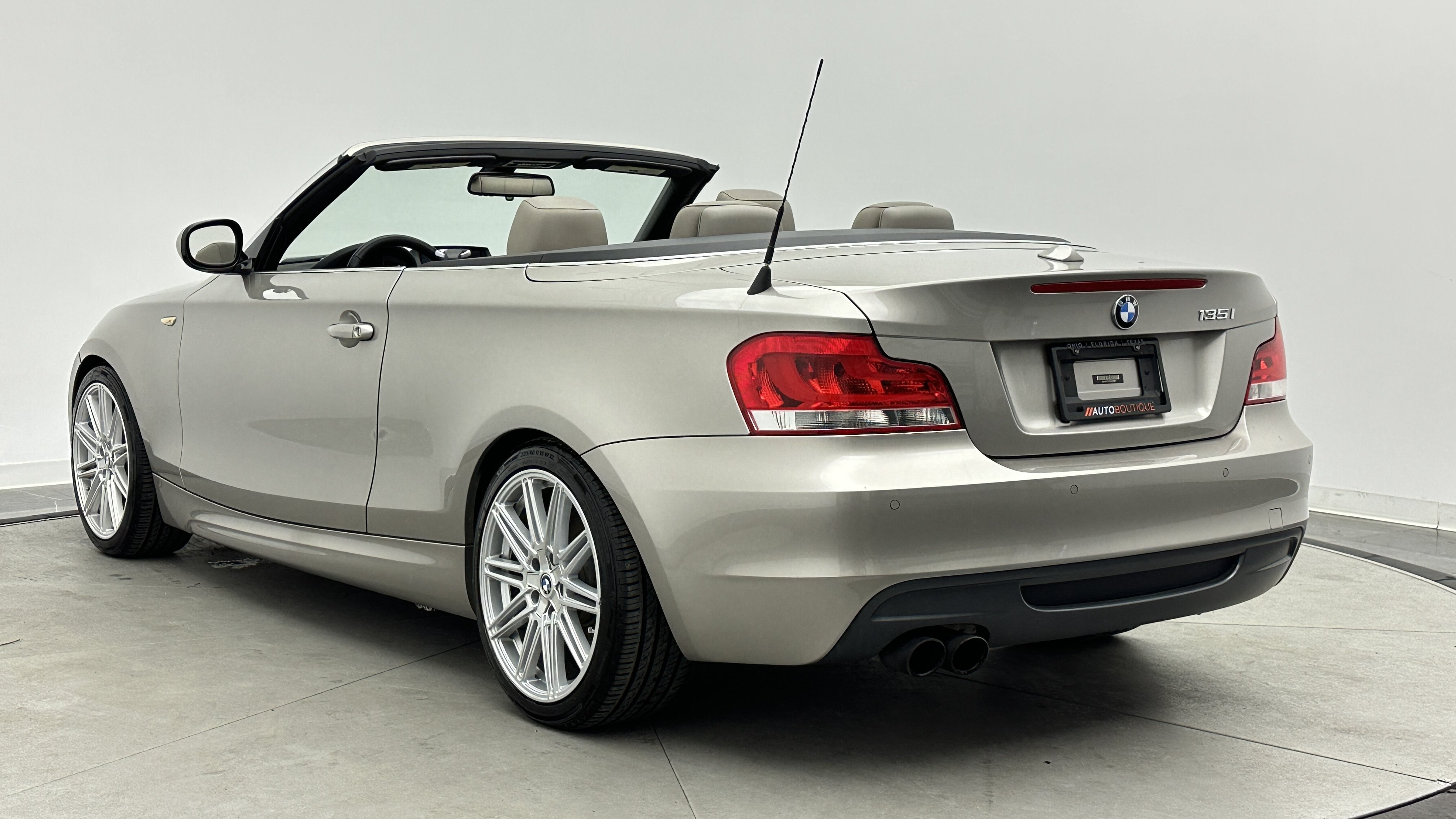 Used 2012 BMW 135i Convertible RWD image 4