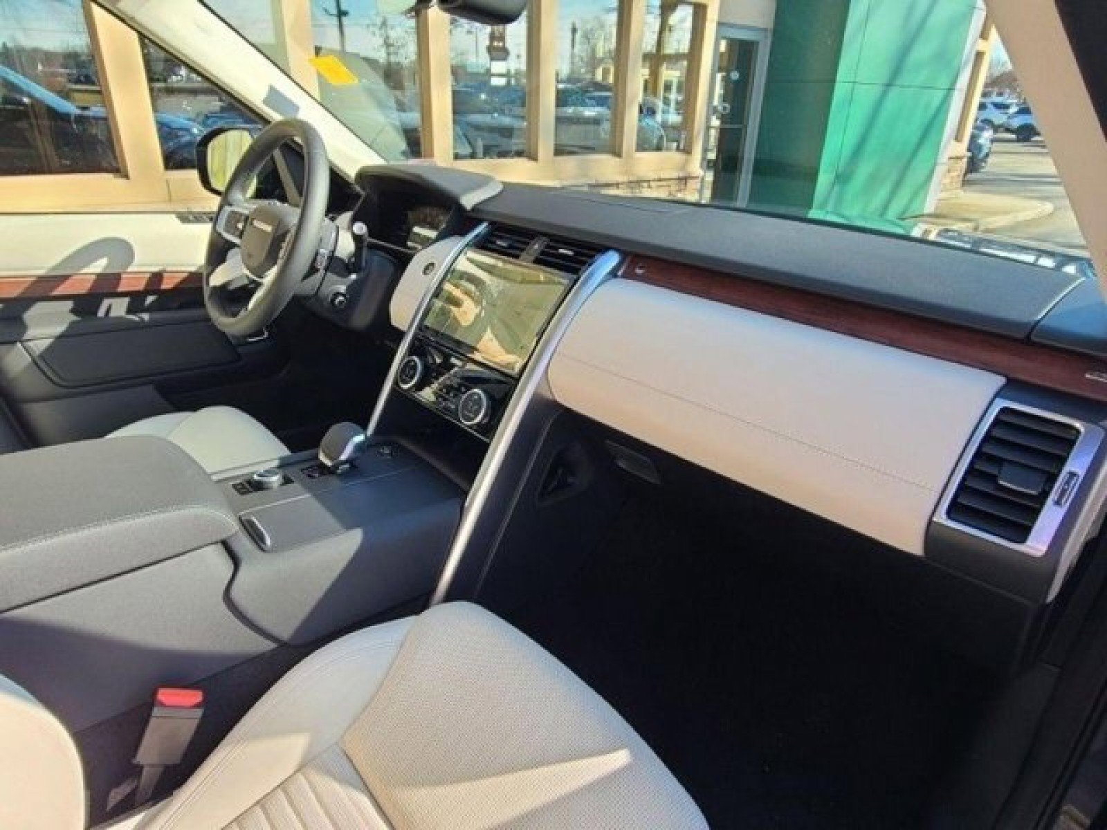 Certified 2024 Land Rover Discovery S image 21