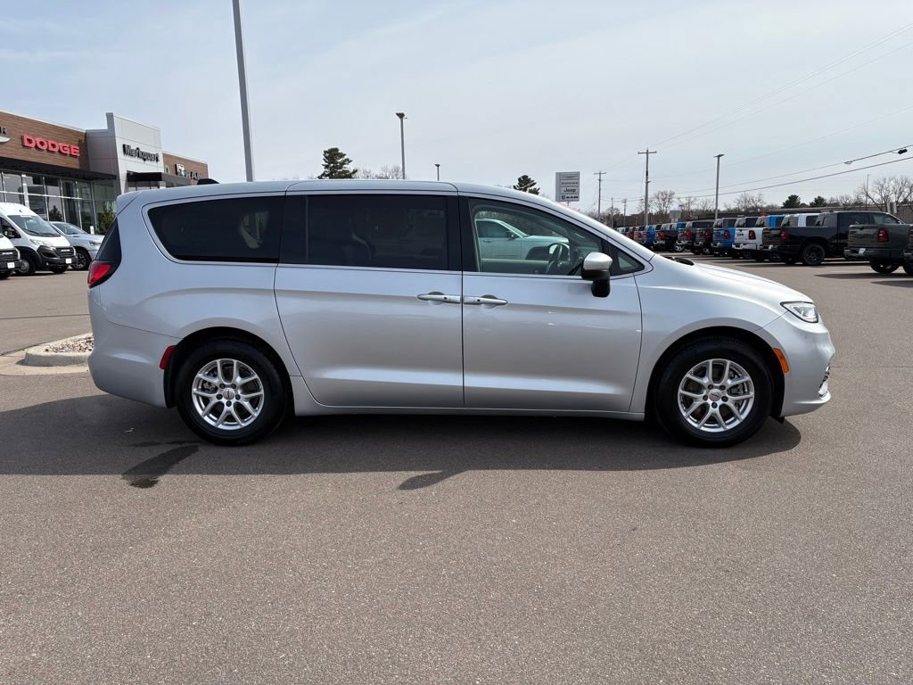 Certified 2023 Chrysler Pacifica Touring-L FWD image 2