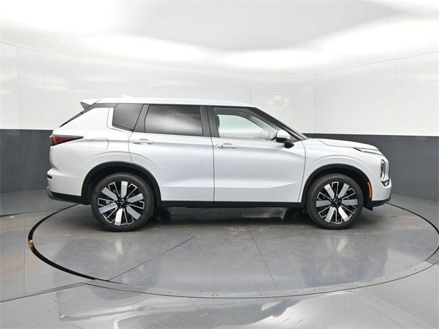 New 2025 Mitsubishi Outlander SE image 32