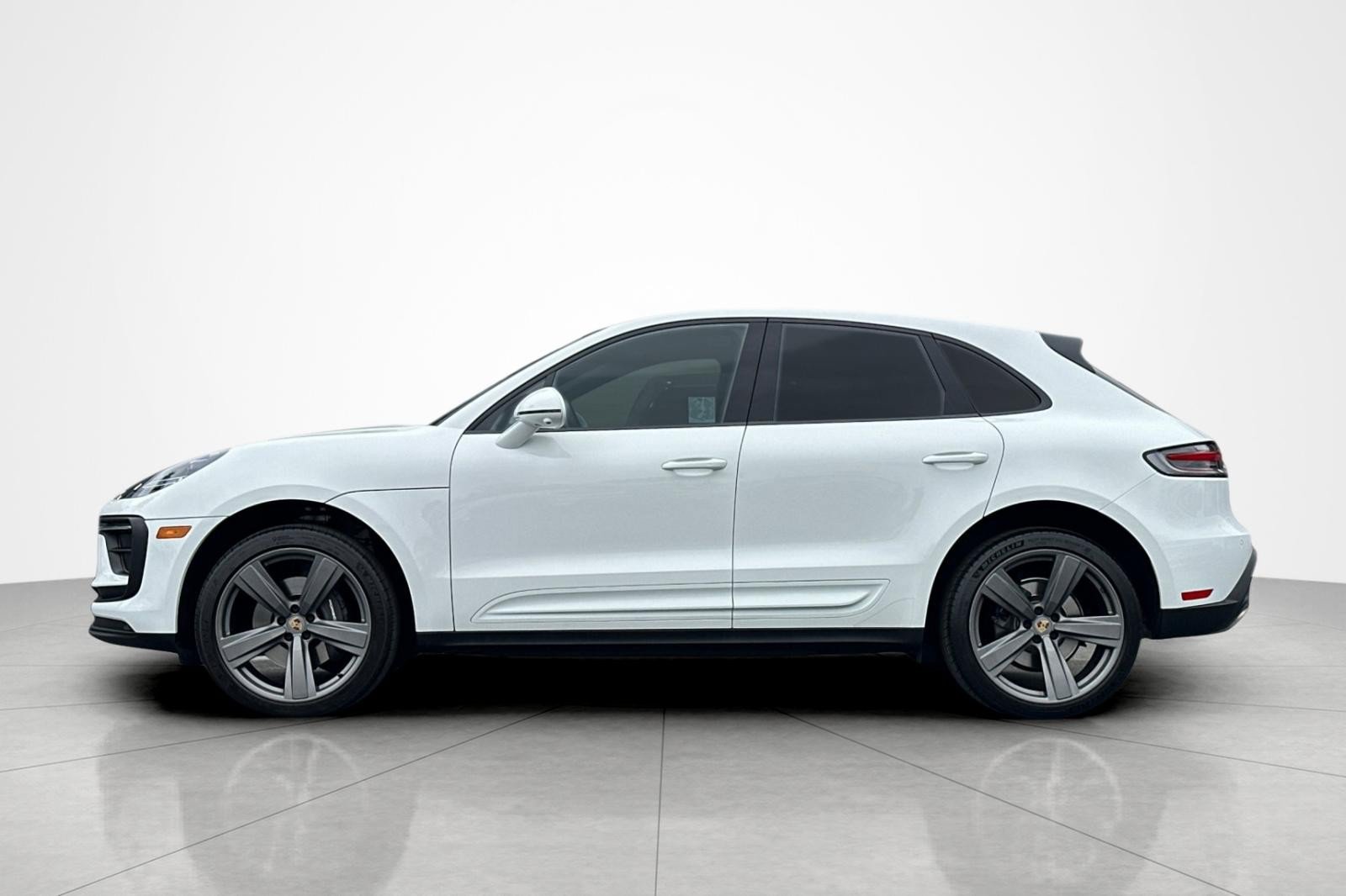 Used 2023 Porsche Macan AWD/4WD image 2