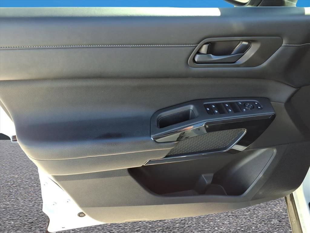 Used 2024 Nissan Pathfinder S image 15