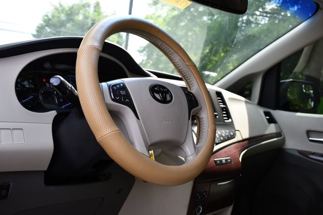 Used 2013 Toyota Sienna XLE FWD image 12