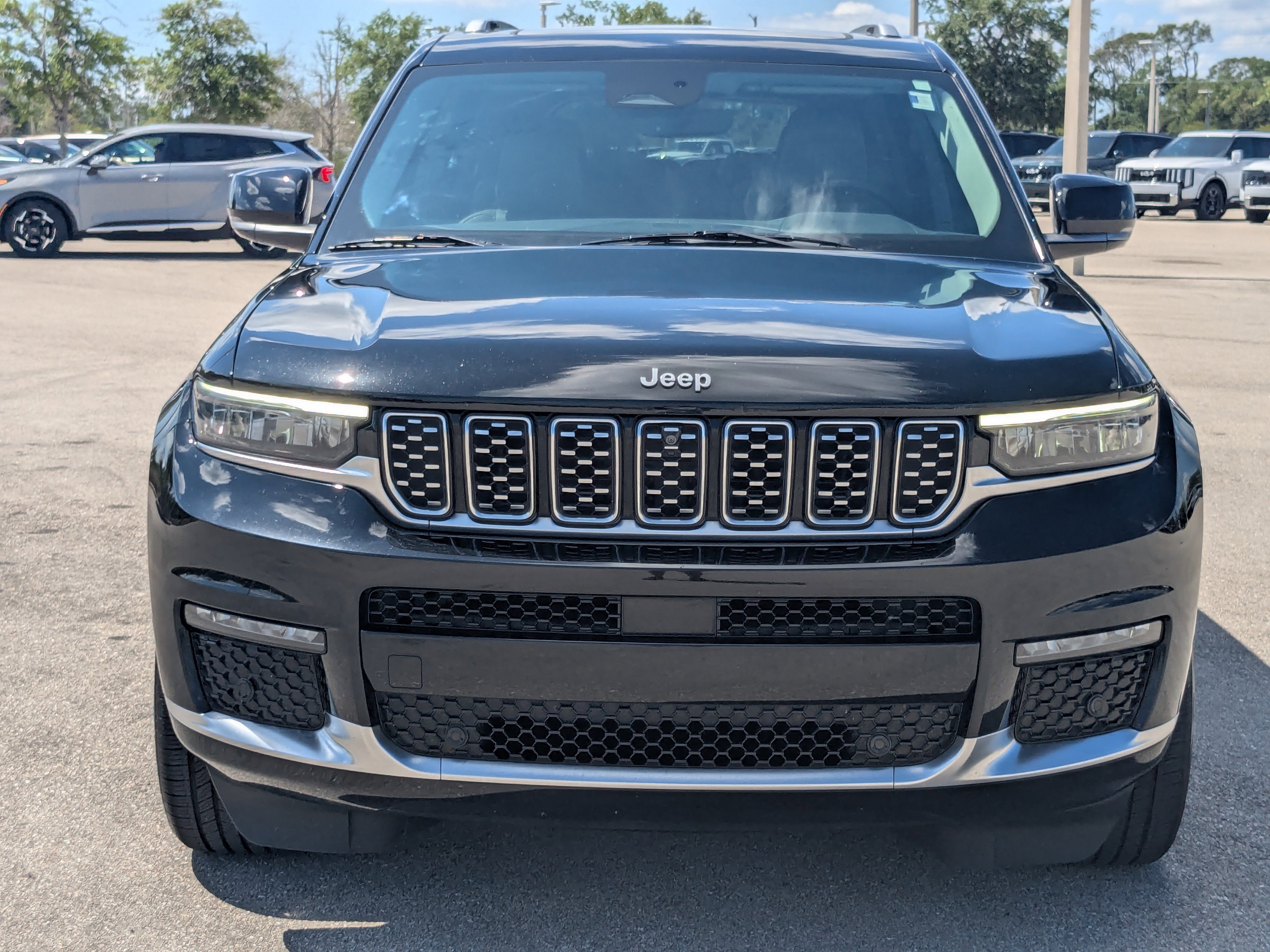 Used 2023 Jeep Grand Cherokee L Summit w/ Luxury Tech Group V AWD/4WD image 3