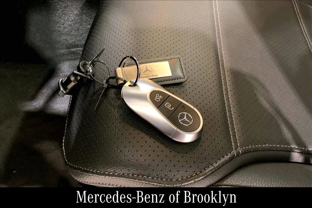 Used 2025 Mercedes-Benz GLC 300 4MATIC image 14