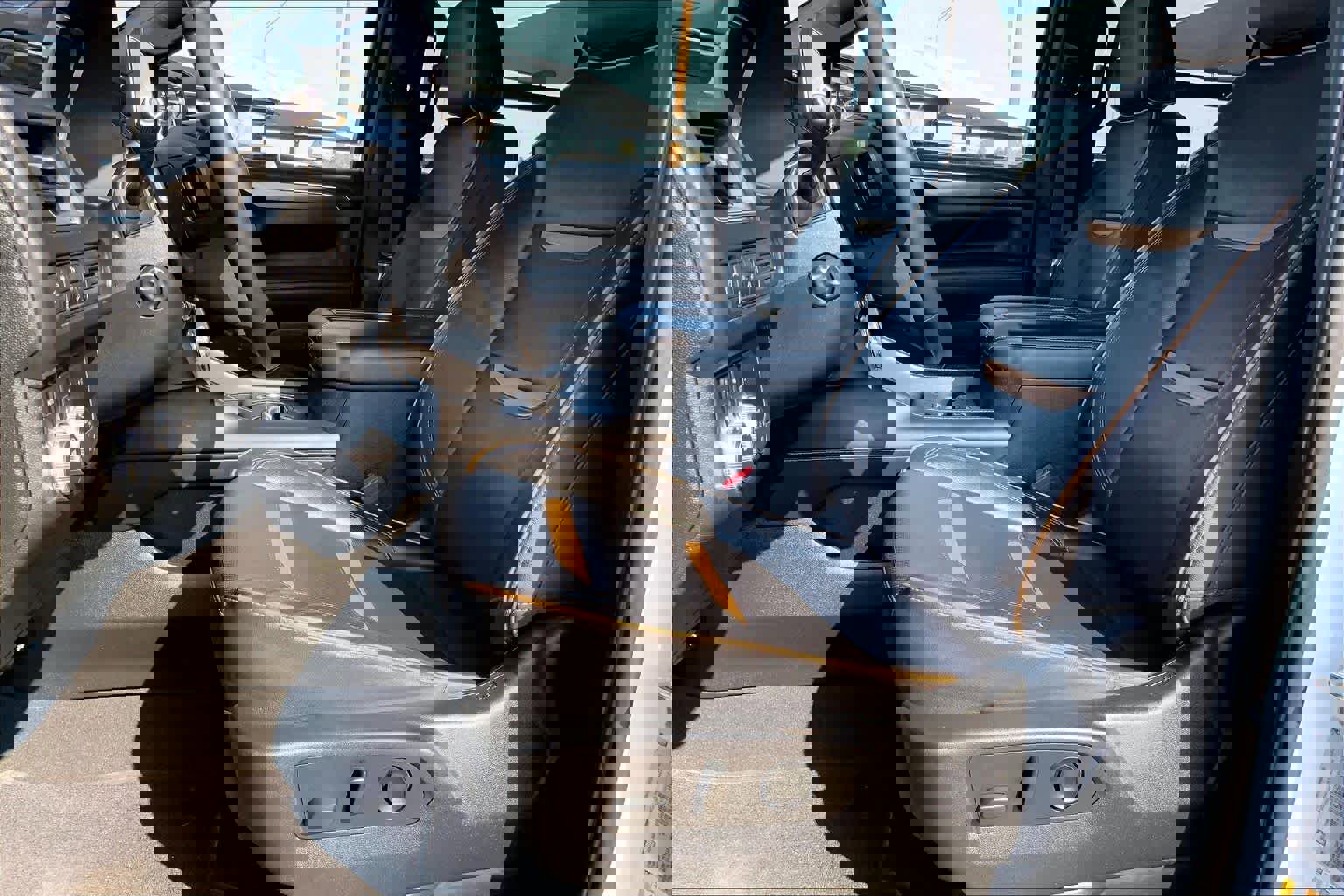 Used 2022 GMC Yukon XL AT4 image 8