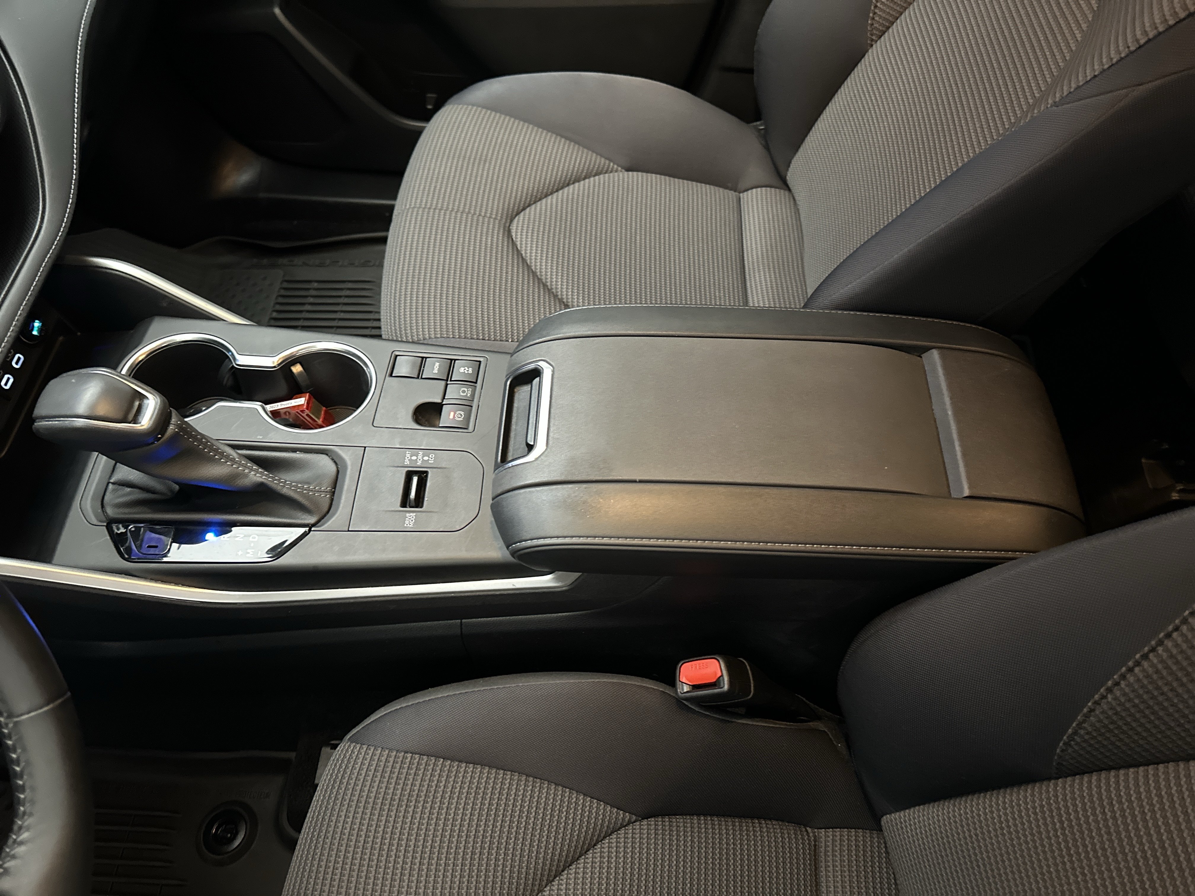 Used 2023 Toyota Highlander LE FWD image 38