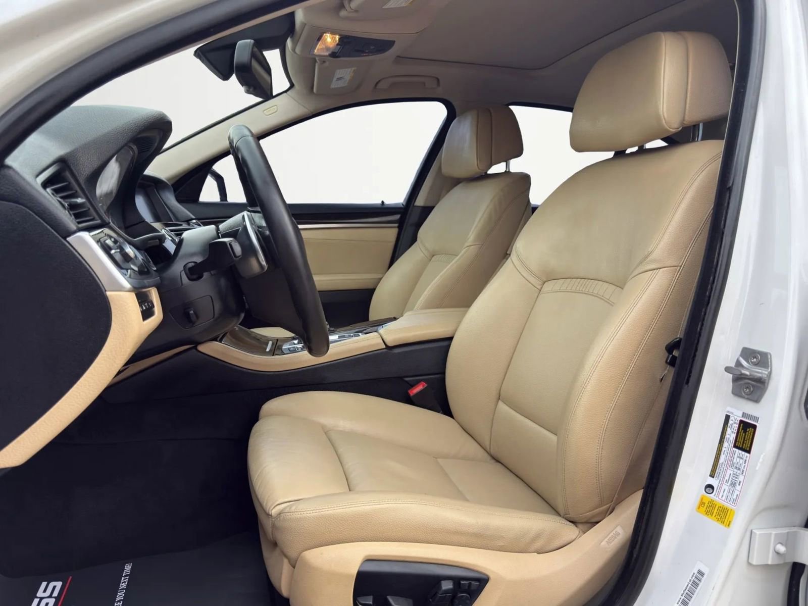 Used 2016 BMW 528i Sedan w/ Premium Package image 11