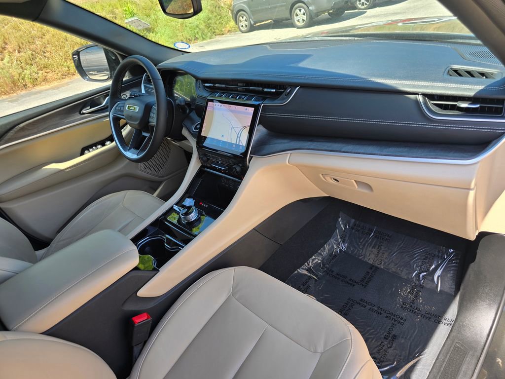 Used 2023 Jeep Grand Cherokee L Limited AWD/4WD image 31