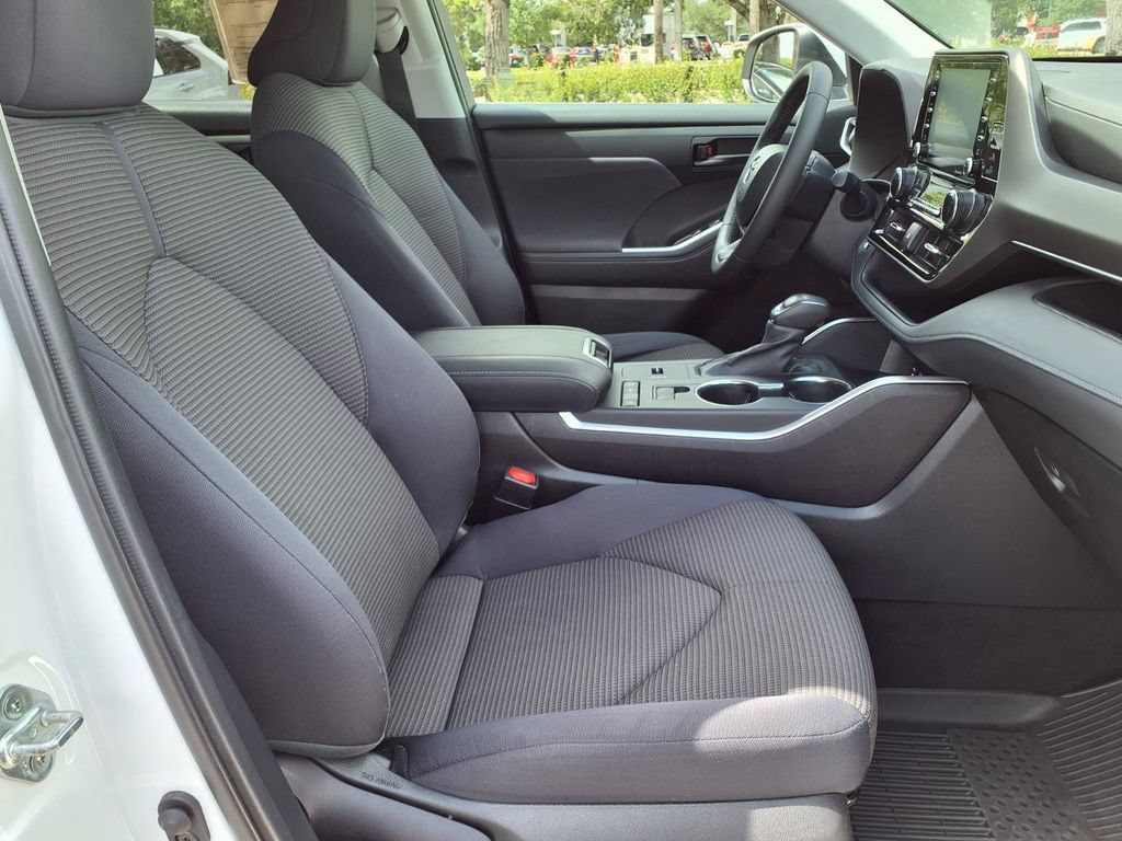 Used 2022 Toyota Highlander LE FWD image 13