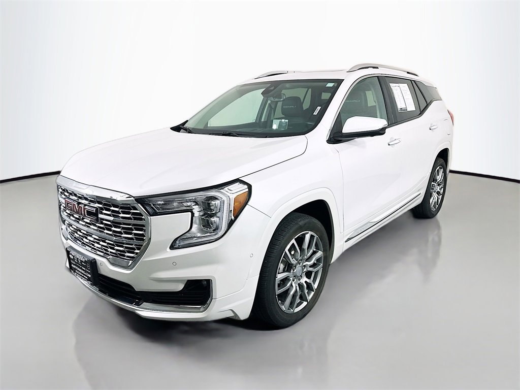 Used 2022 GMC Terrain Denali w/ Denali Premium Package image 3