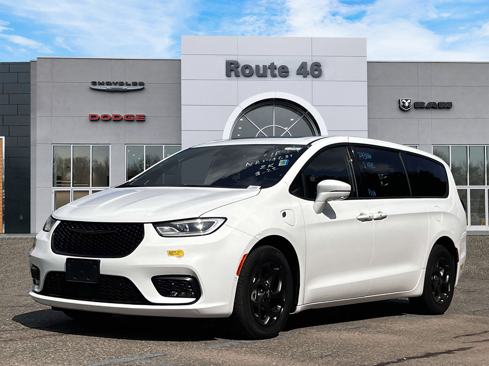 Used 2022 Chrysler Pacifica Limited w/ S Appearance Package image 2