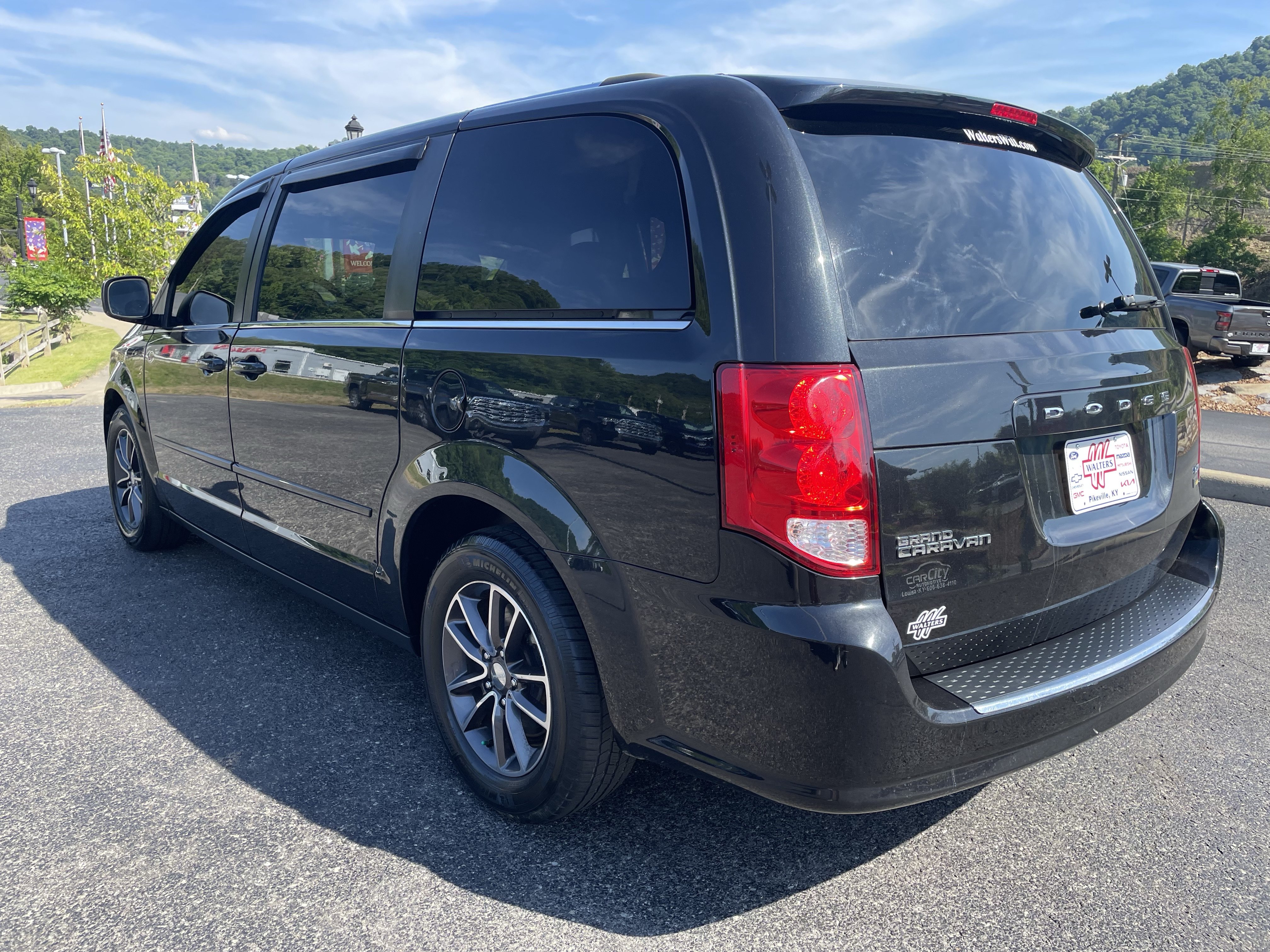 Used 2017 Dodge Grand Caravan SXT FWD image 5