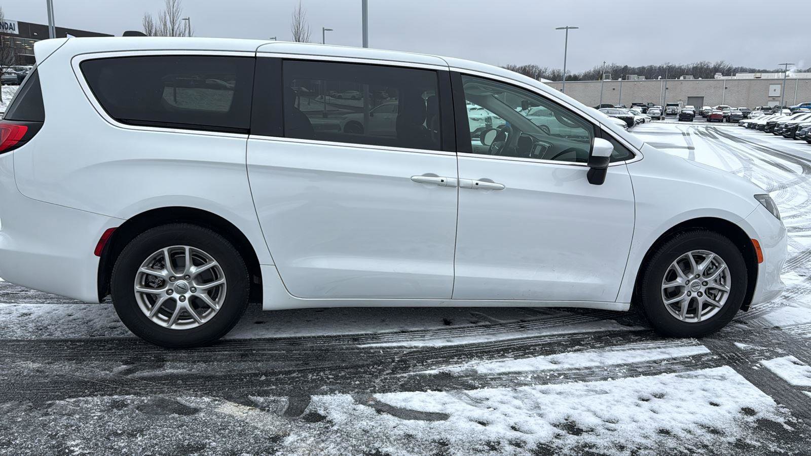 Used 2023 Chrysler Voyager LX image 4