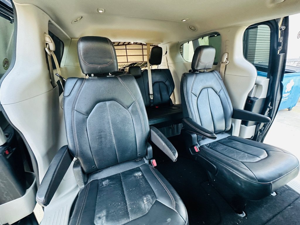 Used 2019 Chrysler Pacifica Touring-L FWD image 28