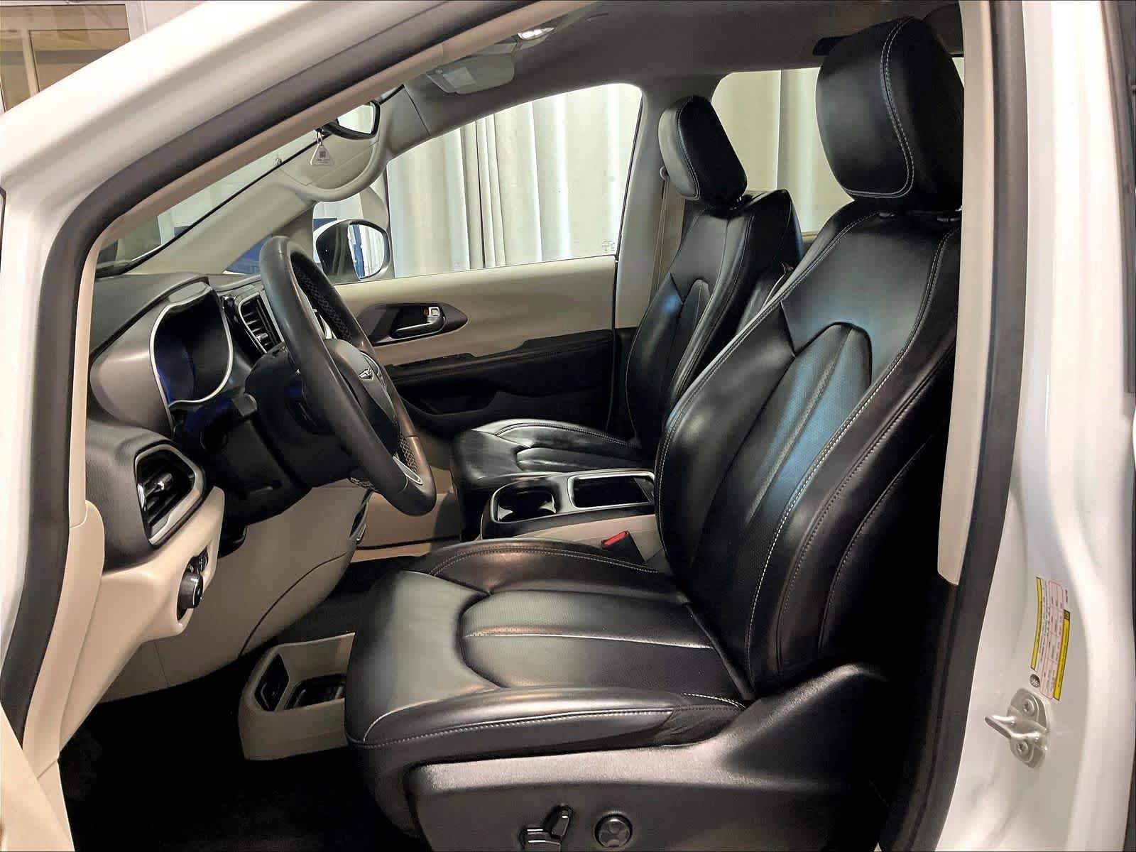 Used 2023 Chrysler Pacifica Touring-L FWD image 10
