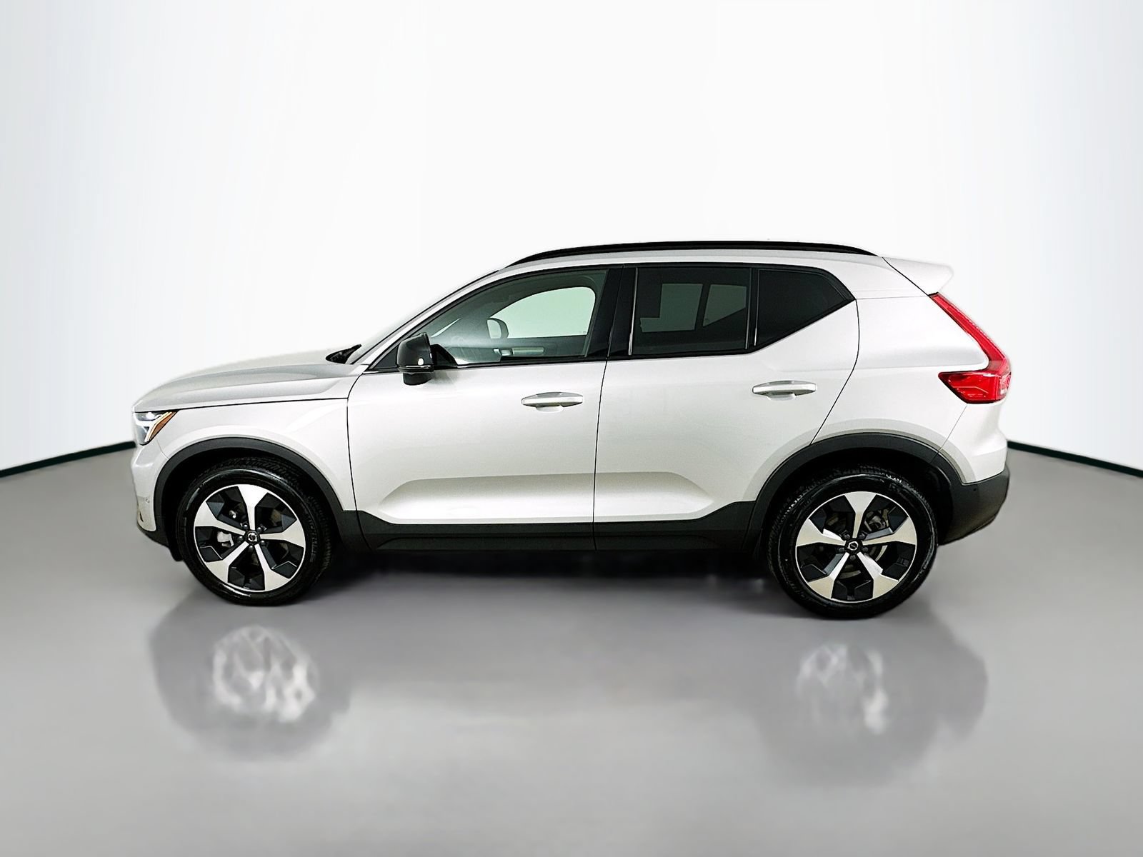 Used 2025 Volvo XC40 B5 Plus AWD/4WD image 8