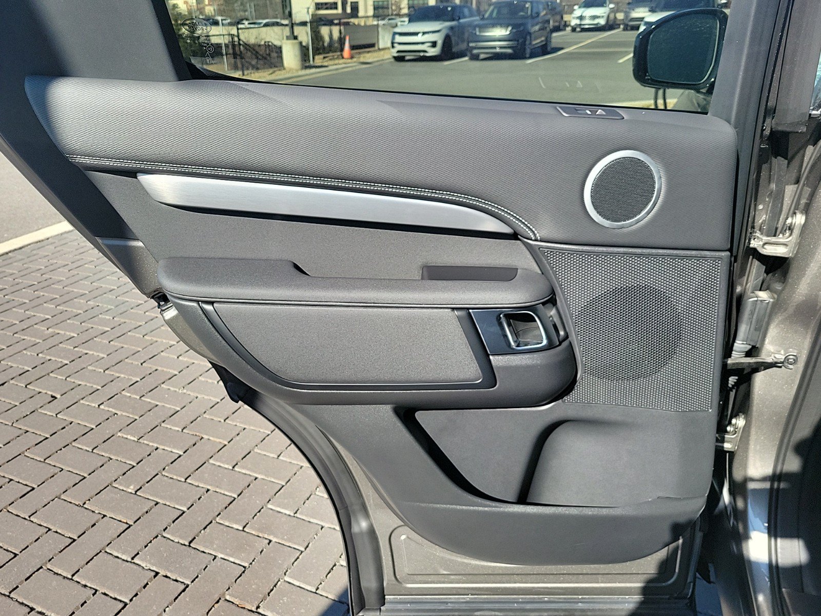 Certified 2025 Land Rover Discovery Dynamic SE AWD/4WD image 14