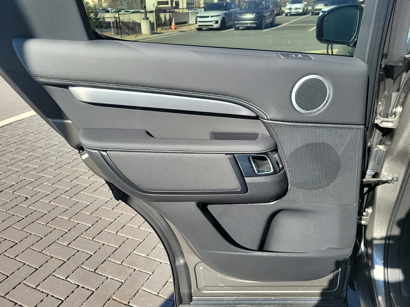 Certified 2025 Land Rover Discovery Dynamic SE AWD/4WD image 14