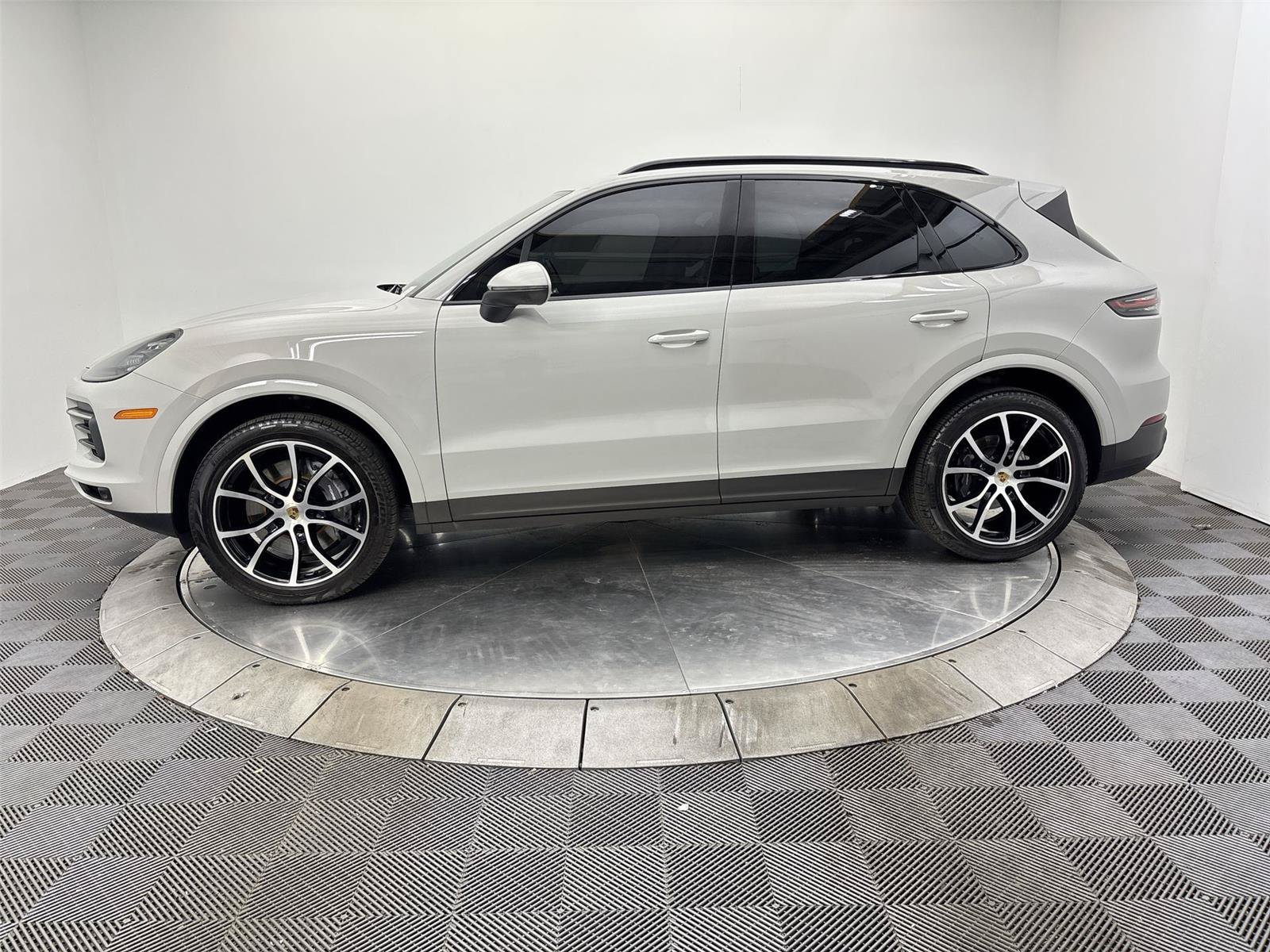 Used 2022 Porsche Cayenne Platinum Edition w/ Premium Package Plus AWD/4WD image 16
