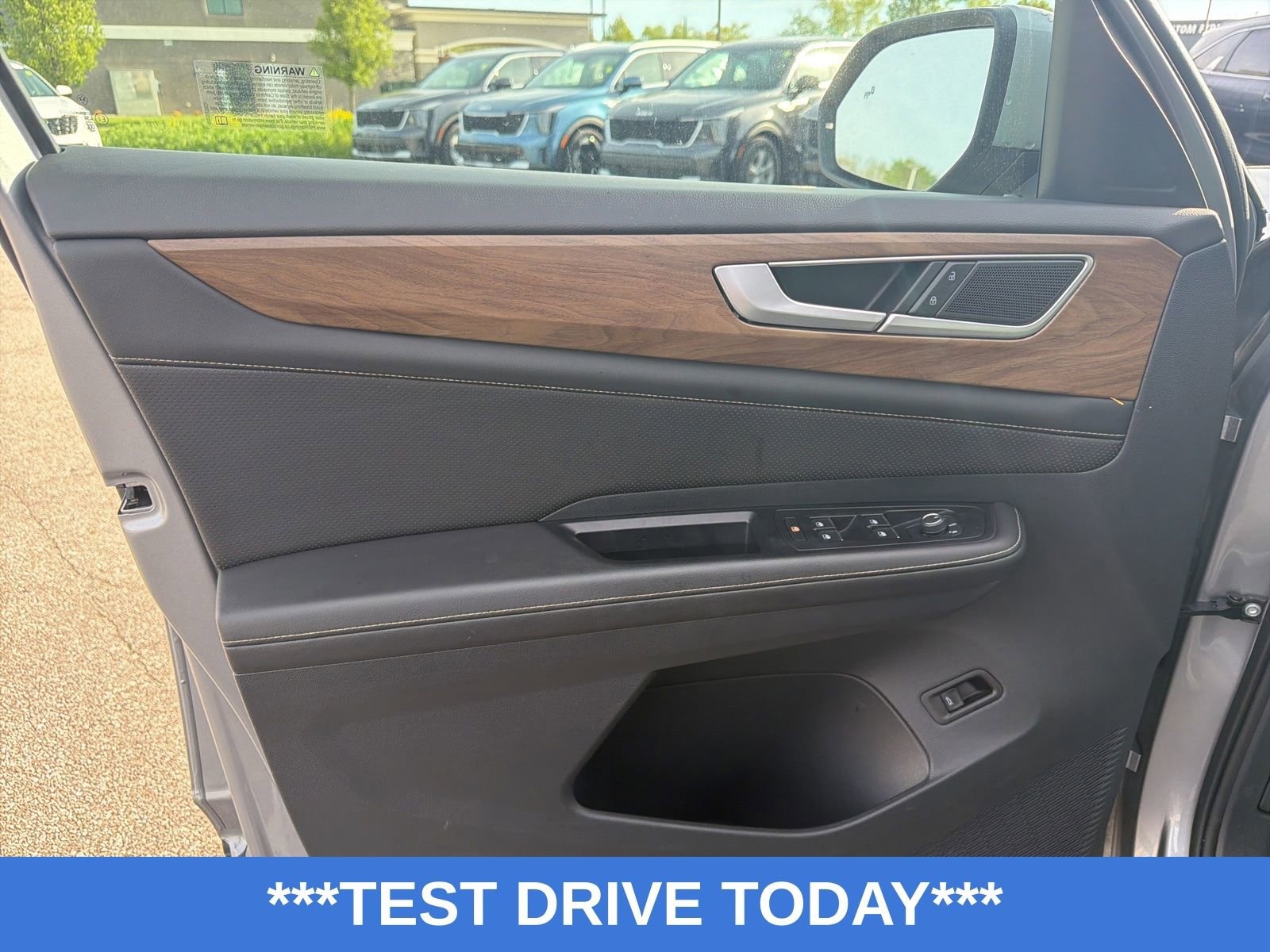 Used 2025 Volkswagen Atlas SE AWD/4WD image 10
