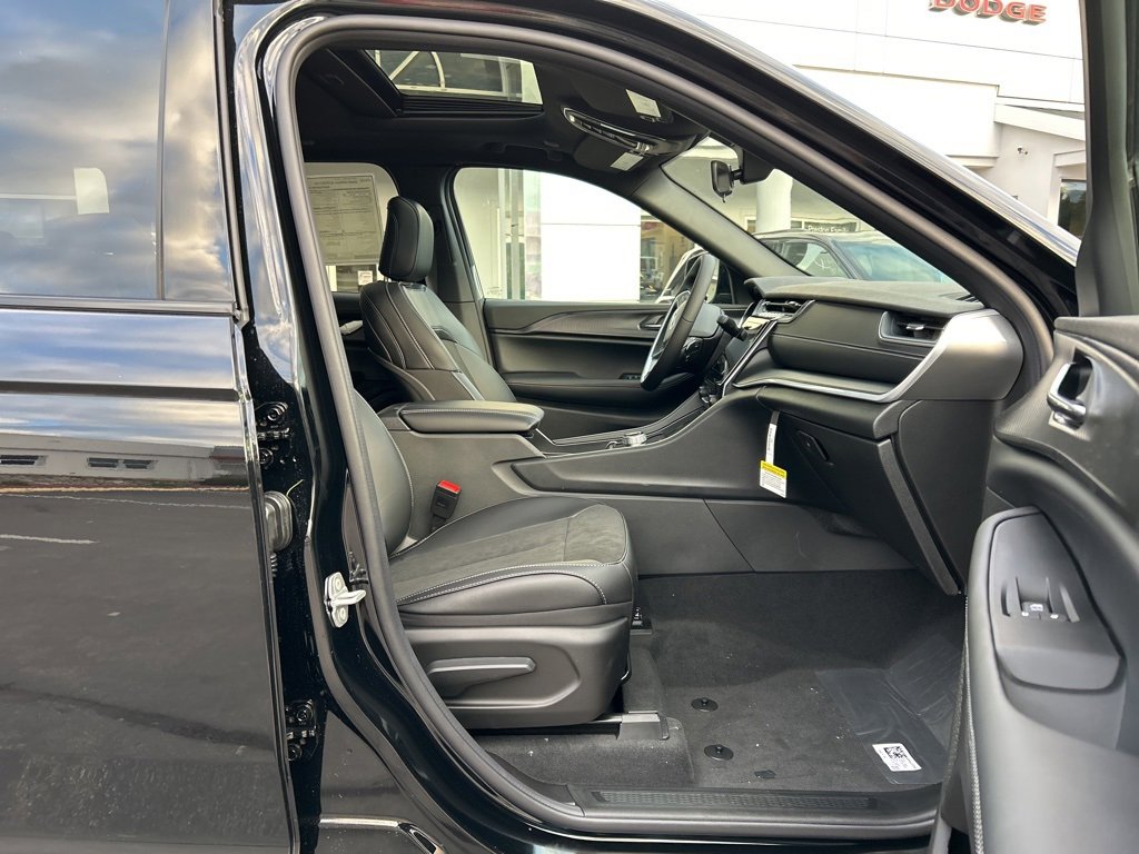 New 2025 Jeep Grand Cherokee Altitude AWD/4WD image 8