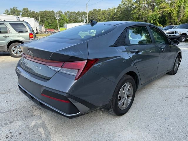 Used 2025 Hyundai Elantra SE FWD image 3