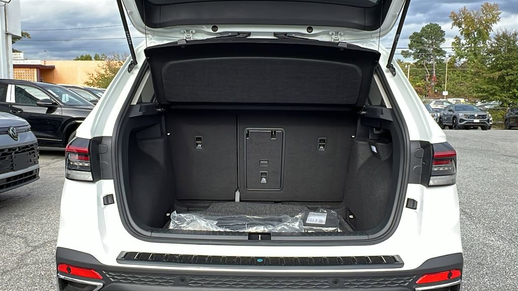 New 2025 Volkswagen Taos SE image 13