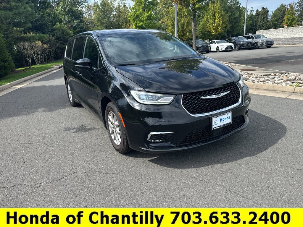 Used 2025 Chrysler Pacifica Select