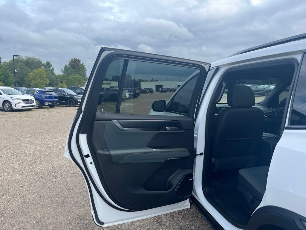 Used 2024 GMC Acadia AT4 w/ Luxury Package AWD/4WD image 25