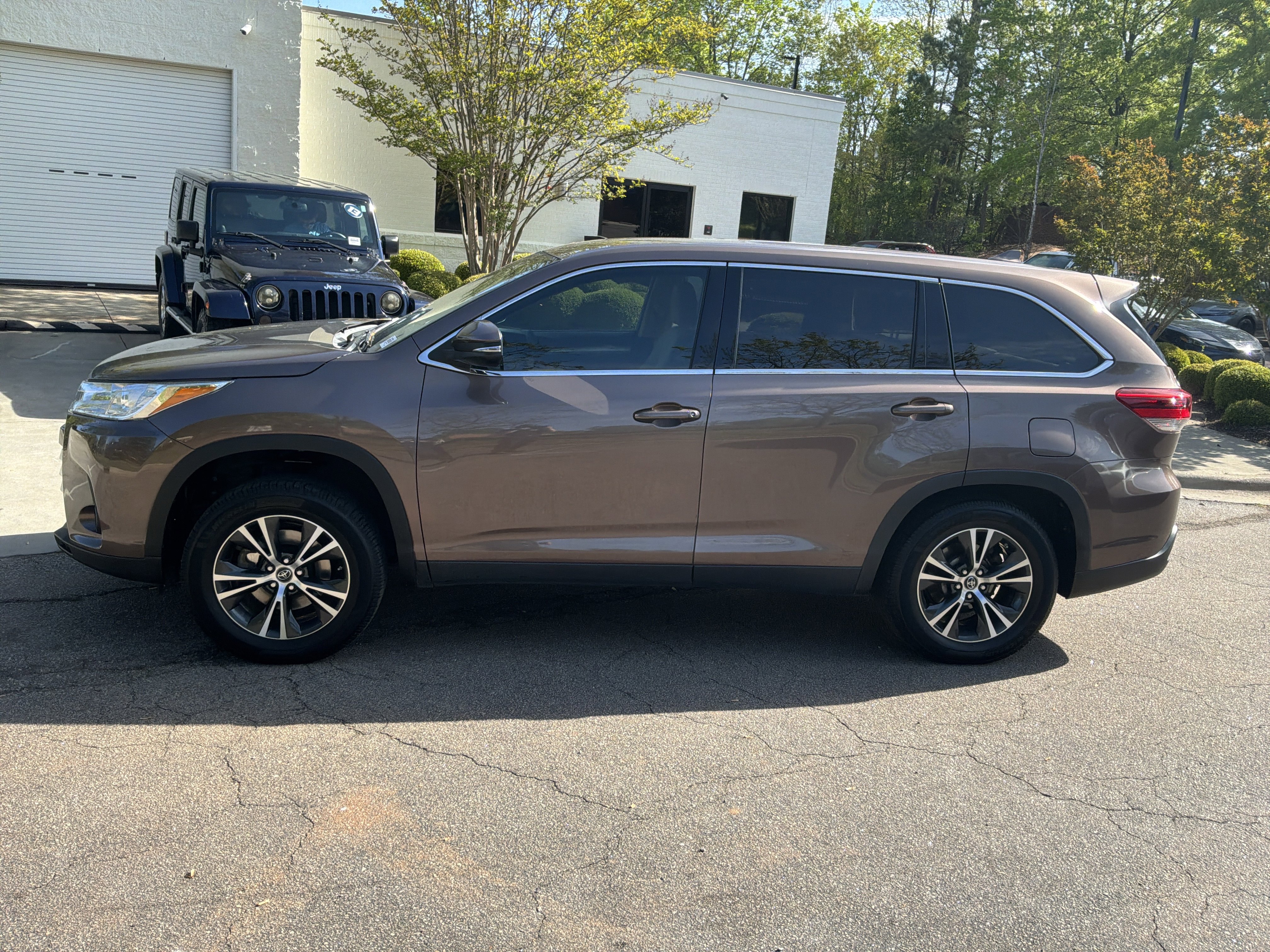 Used 2019 Toyota Highlander Plus FWD image 7