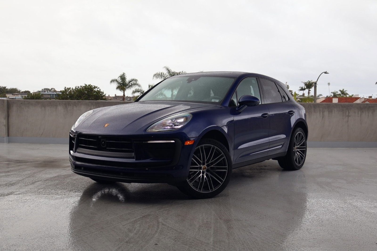 Certified 2025 Porsche Macan image 1