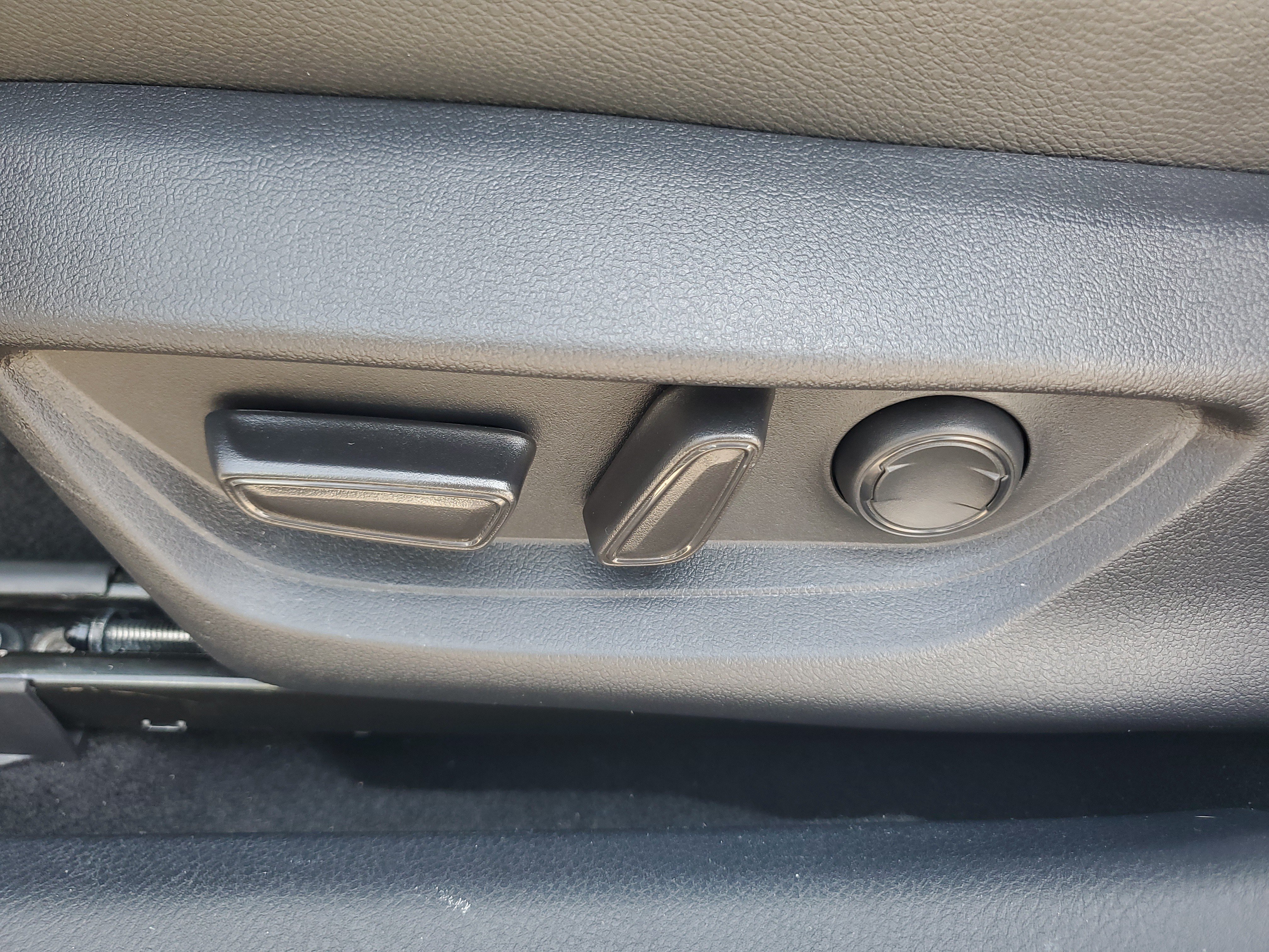 Used 2025 Toyota Camry SE FWD image 11