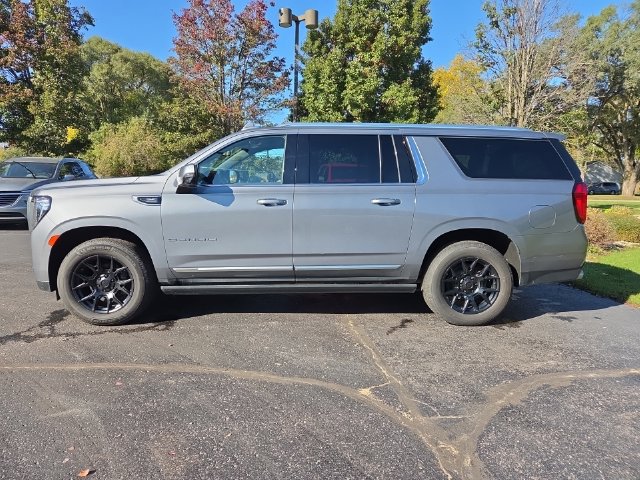 Used 2022 GMC Yukon XL Denali AWD/4WD image 3