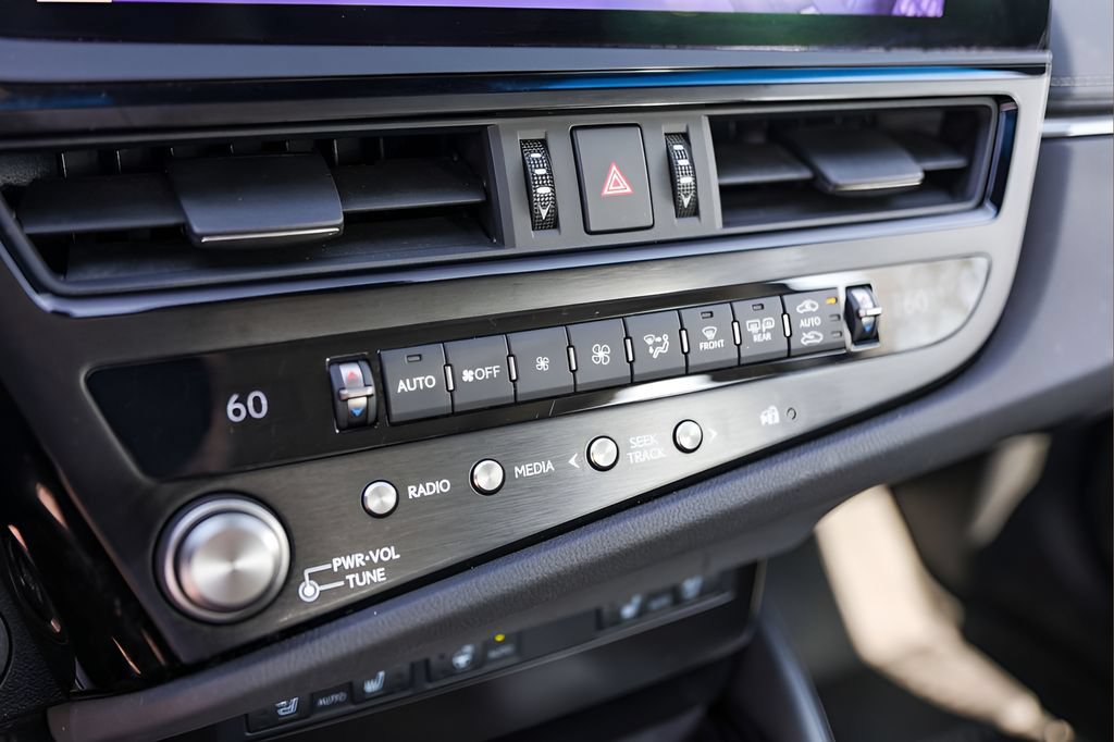 Used 2024 Lexus ES 350 w/ Premium Package FWD image 17