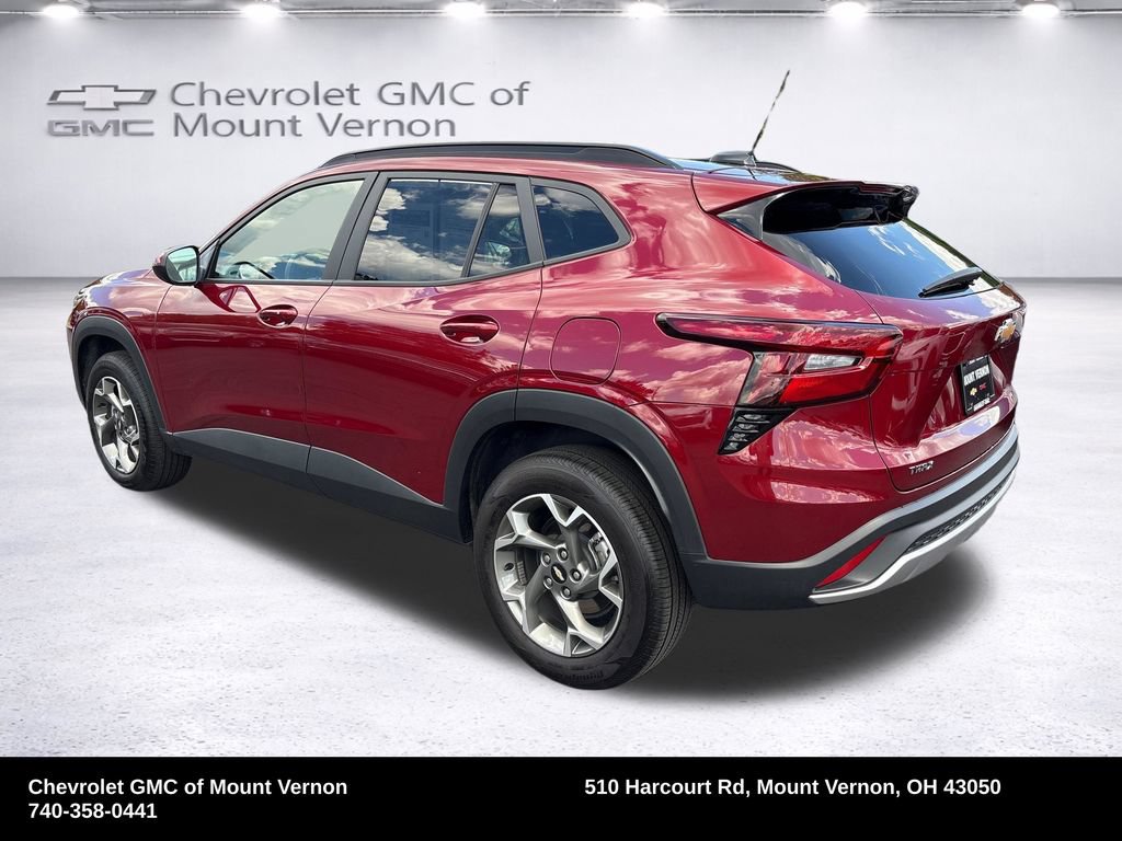 Used 2025 Chevrolet Trax LT w/ LT Convenience Package FWD image 3