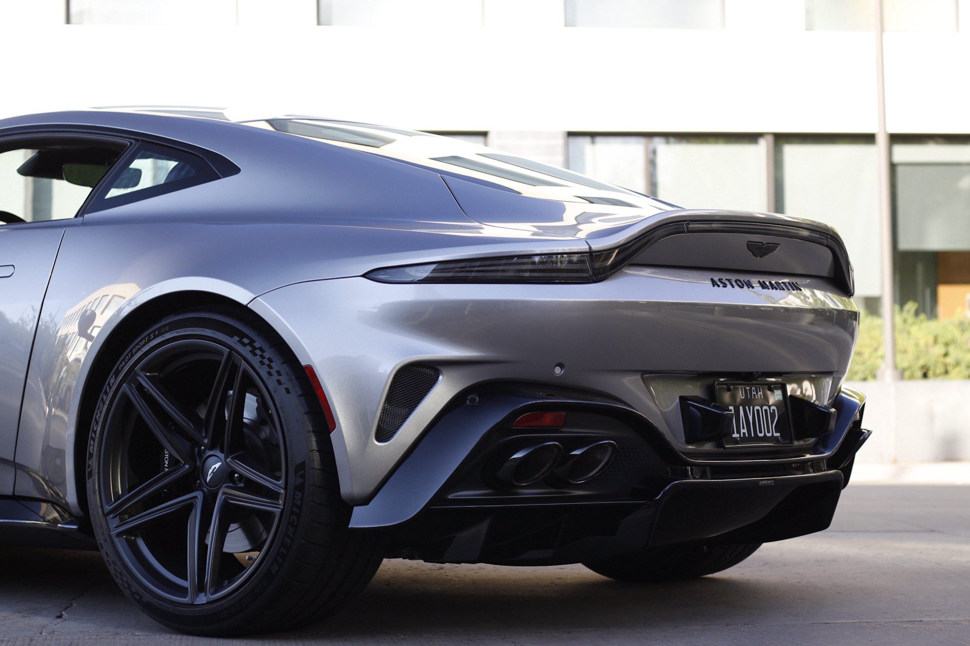 Used 2025 Aston Martin V8 Vantage Coupe RWD image 13