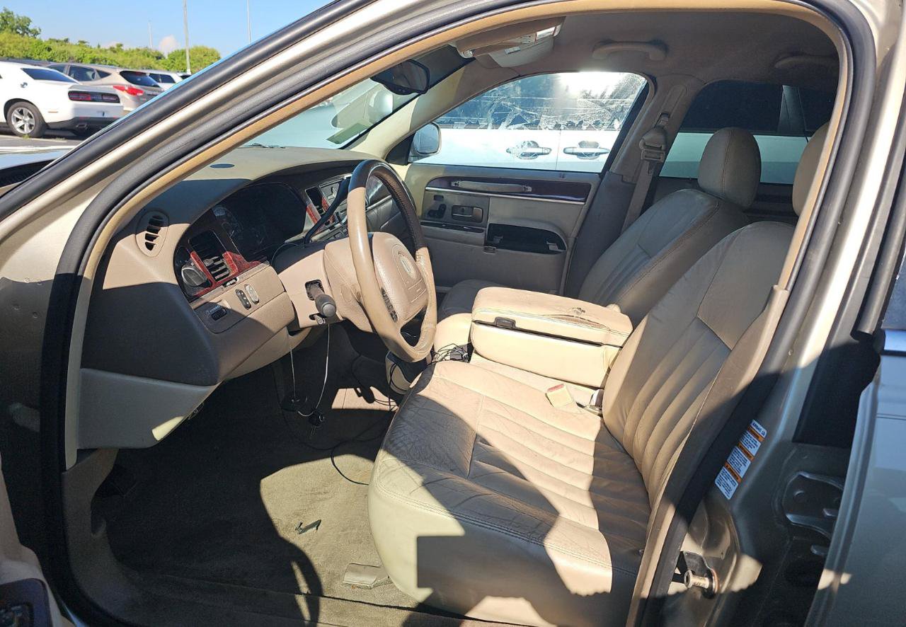 Used 2004 Lincoln Town Car Signature RWD image 8