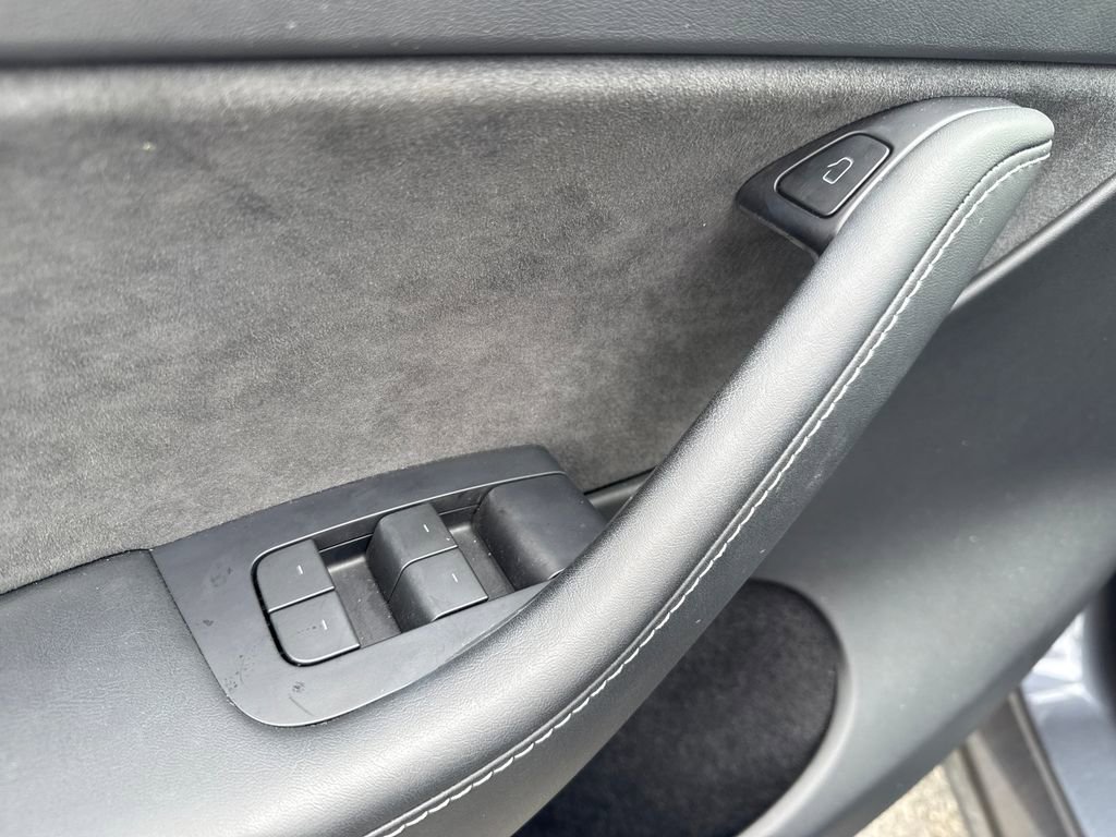 Used 2023 Tesla Model Y Performance image 9