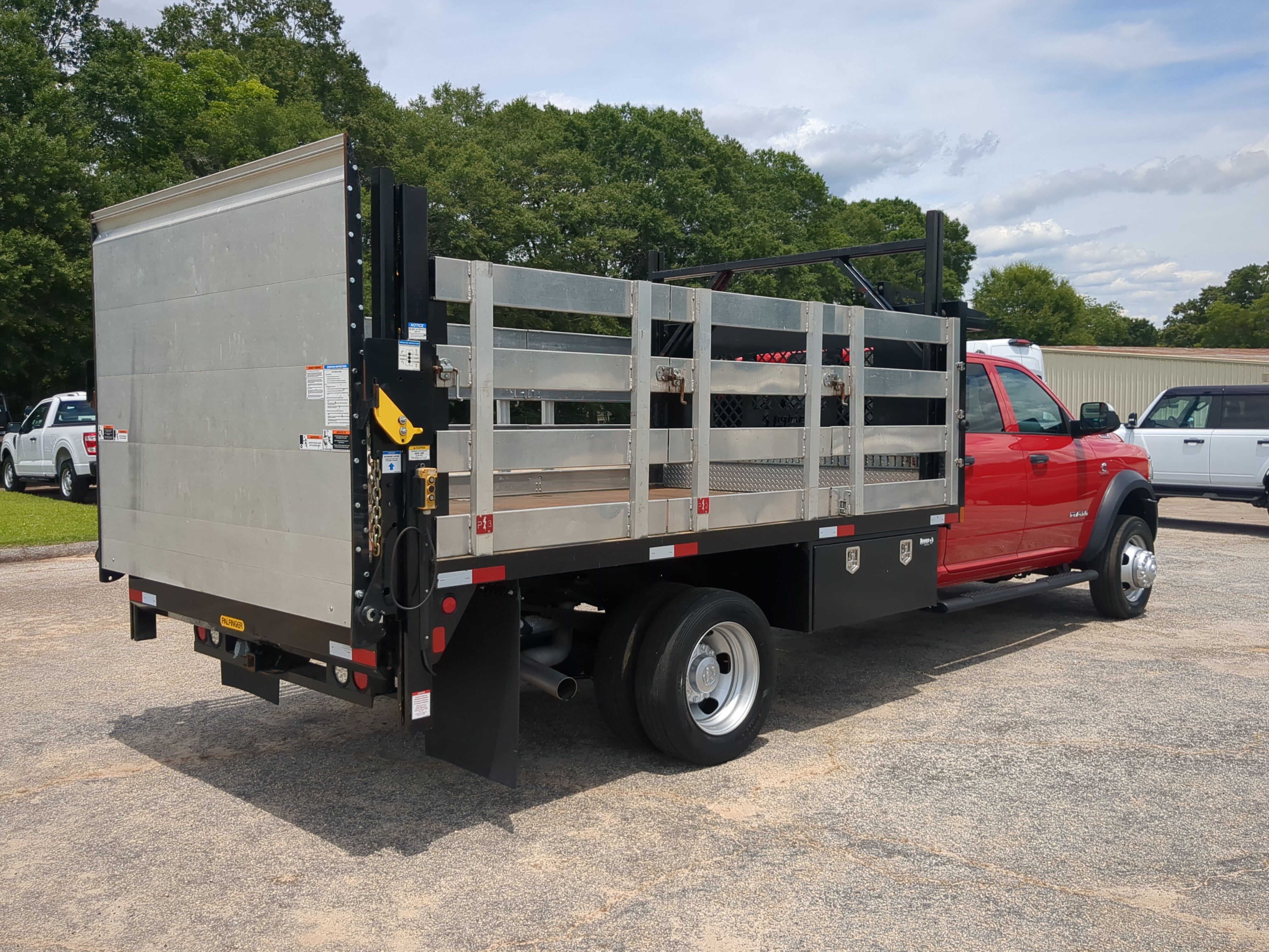 Used 2022 RAM 5500 Tradesman w/ Chrome Appearance Group RWD image 3